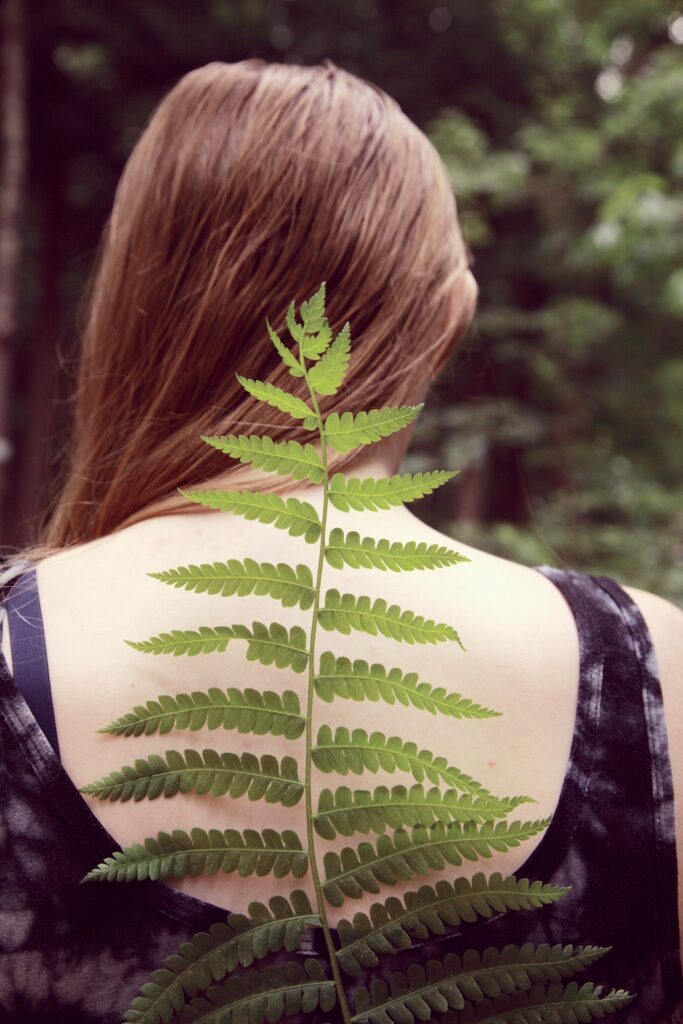 Image of a woman with a long leaf going up her back along her spine. Are you curious about kinesiology? Wanting to get chiropractic care in Orland Park, IL 60464? Call today to make an appointment with a chiropractor in the Chicago area 60465.