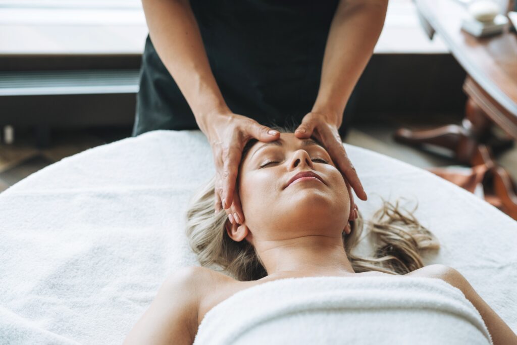 Image of a massage therapist in Orland Park, IL rubbing a persons scalp. Showing one of the benefits of a therapeutic massage. A holistic massage is both relaxing and healing. 