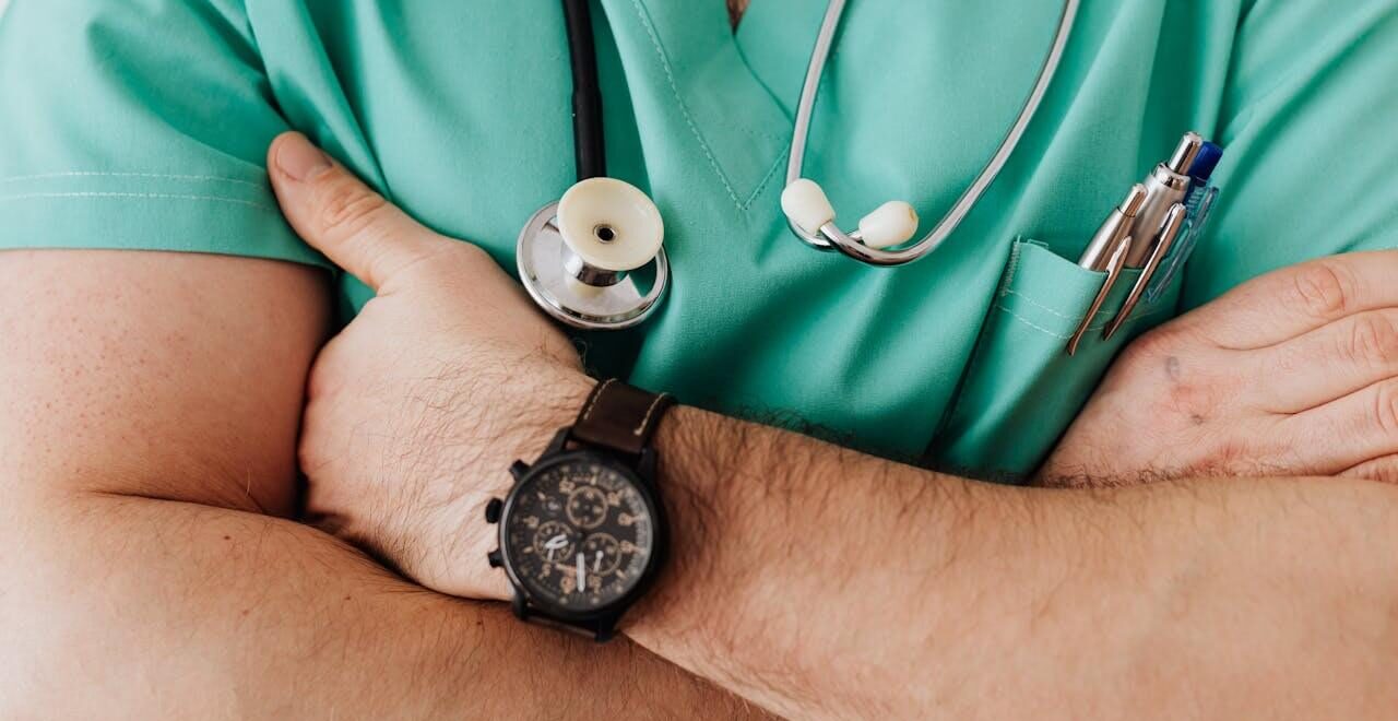 Shows a doctor in scrubs crossing their arms. Represents how a functional medicine doctor in orland park, il or a holistic doctor in chicago, il who will listen to you.